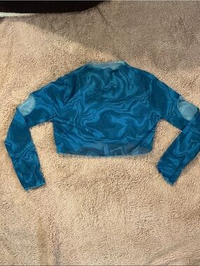 Blue Marble Print Long-Sleeve Crop Top